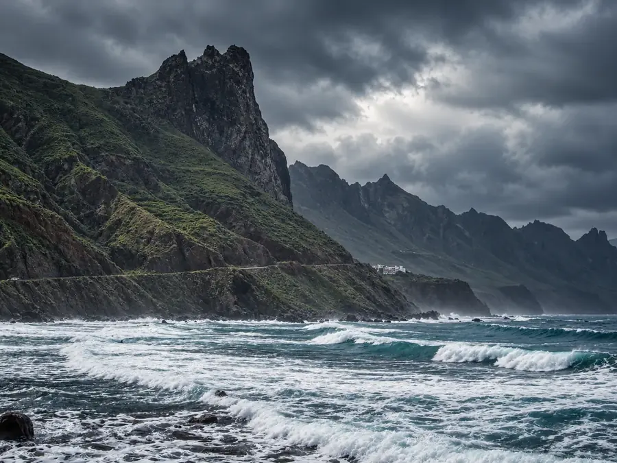 Costa bajo la tormenta