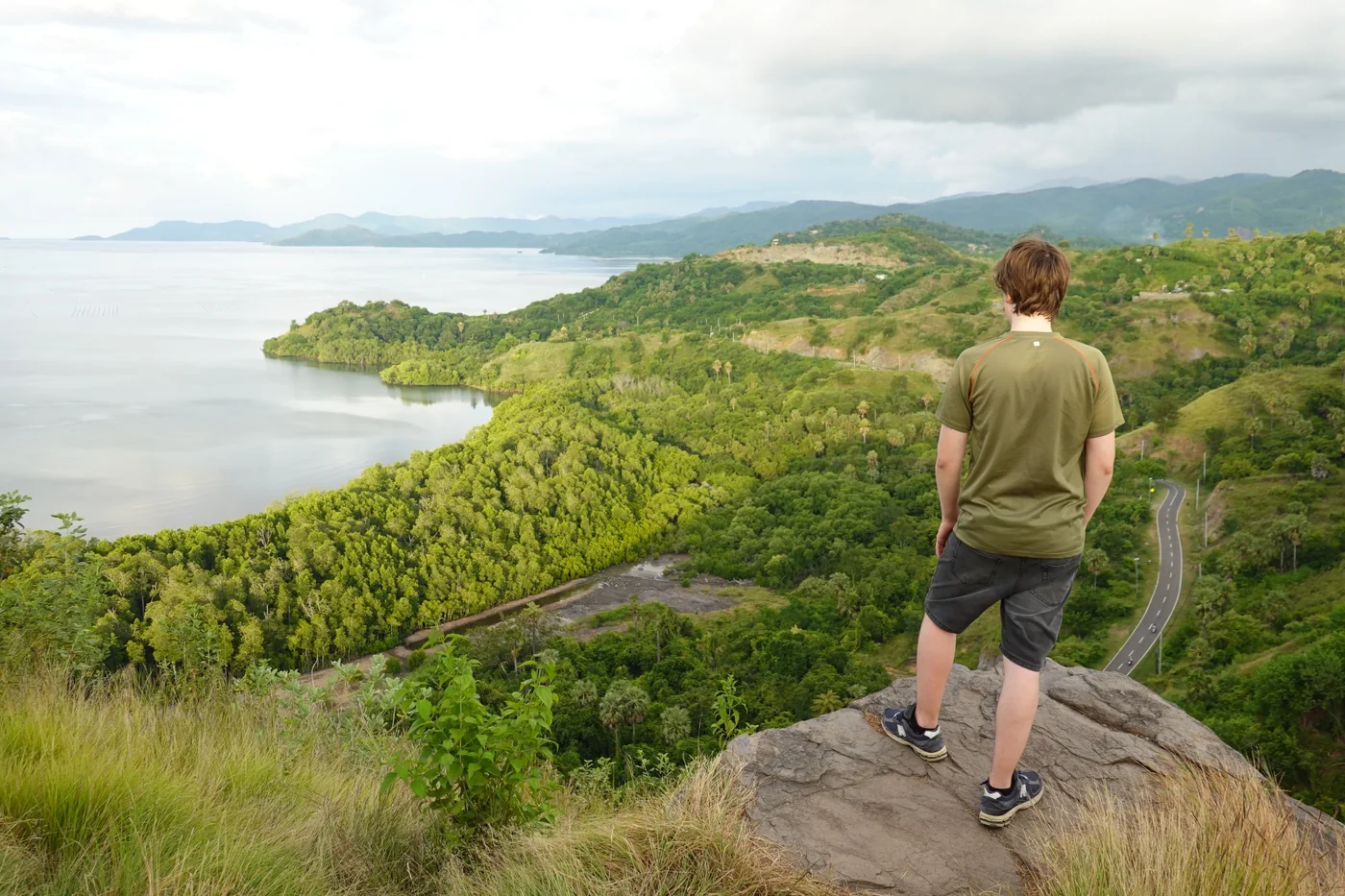 Mirador sobre la costa de Indonesia