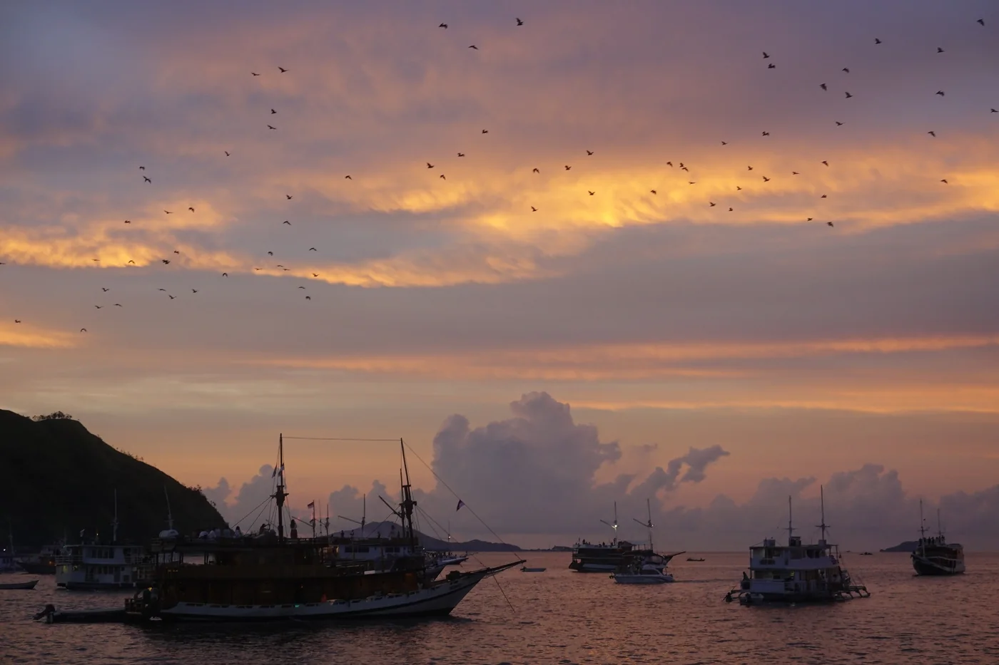 Barcos bajo un cielo de atardecer en Indonesia