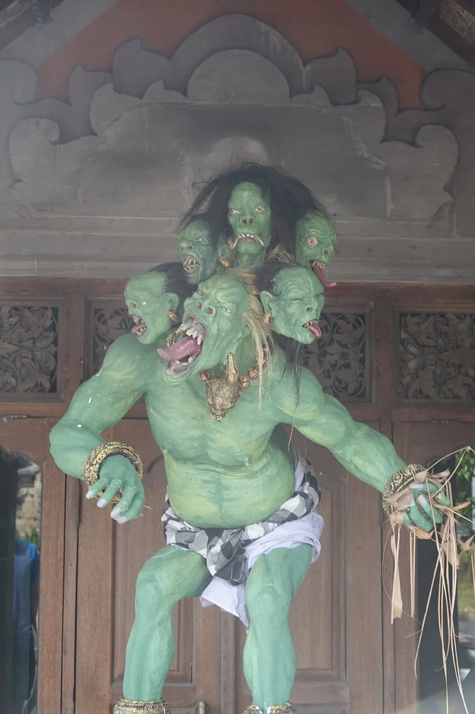 Figura tradicional verde en Indonesia