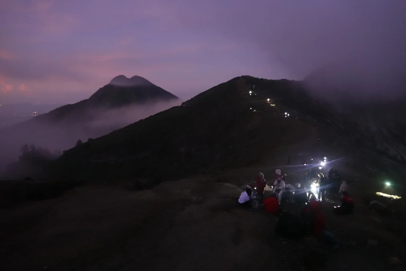 Cresta volcánica antes del amanecer